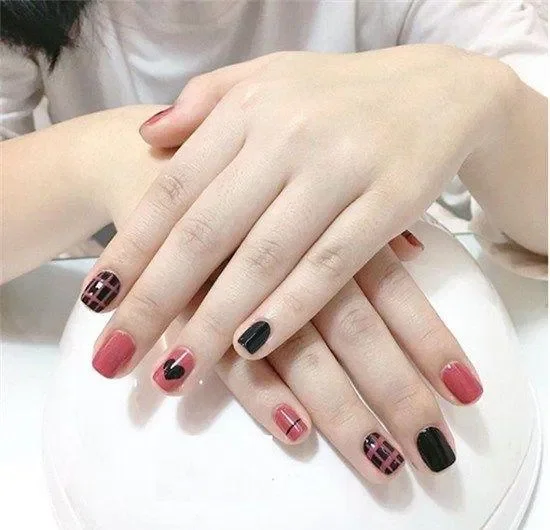 Mẫu nail kẻ dễ thương (ảnh: internet)