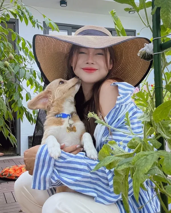 Việt Phương Thoa khoe vẻ đẹp tự nhiên.