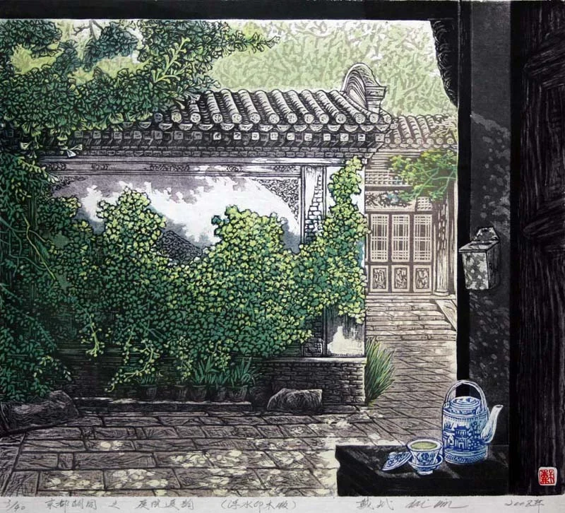 Tranh tĩnh vật kết hợp phong cảnh sân vườn truyền thống với mái ngói cổ, cây xanh và bộ ấm chén ở tiền cảnh