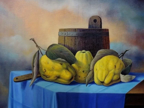 Tranh tĩnh vật với những quả vàng, lá cây và hộp gỗ cổ điển trên khăn trải bàn màu xanh