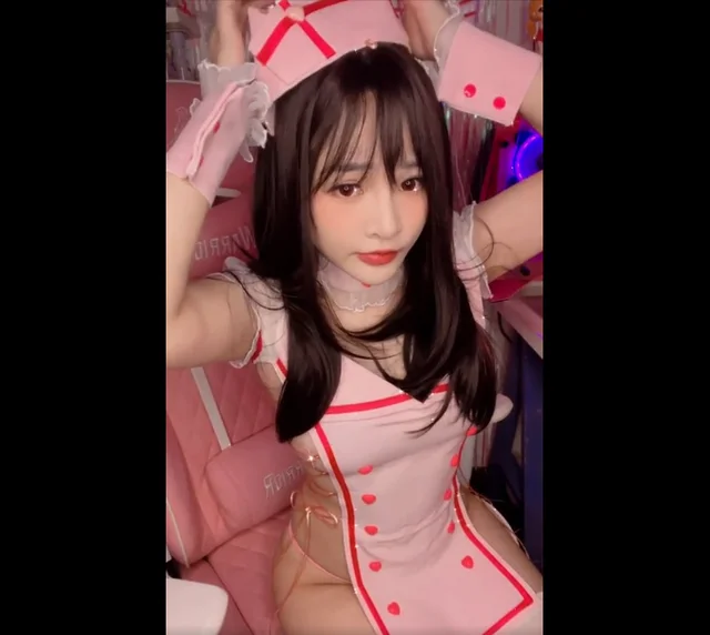 Cosplay trang phục siêu táo bạo lên sóng, nữ streamer Việt khiến người xem bất ngờ, lo sợ "hớ hênh nhạy cảm"