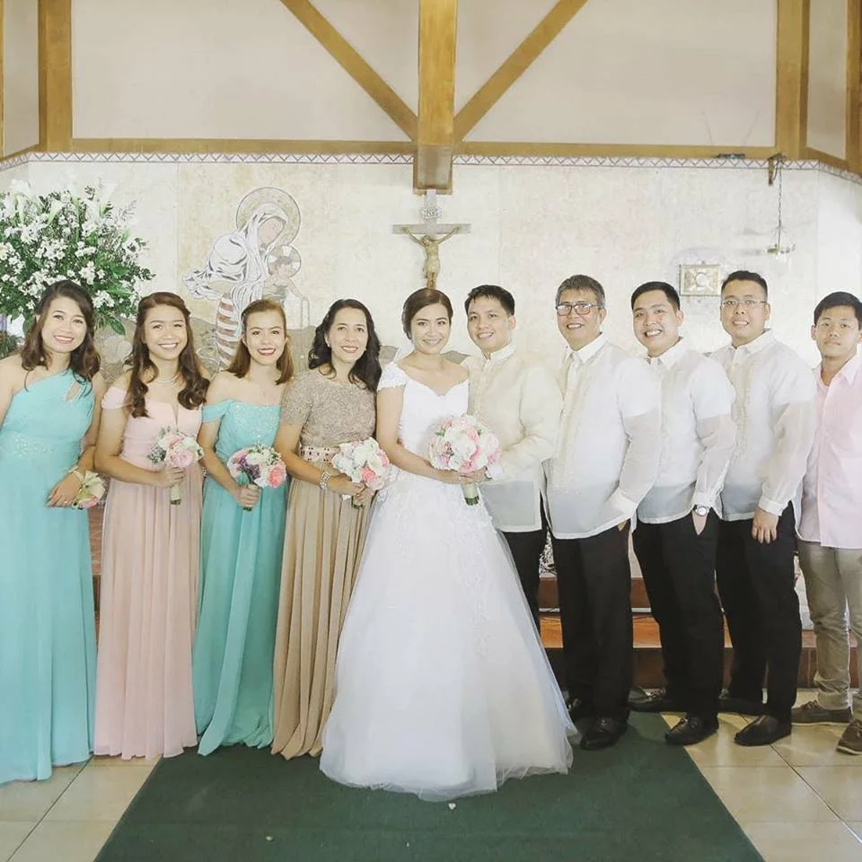 Ảnh mạng gái cùng cô dâu và nhóm bạn trong lễ cưới tại nhà thờ