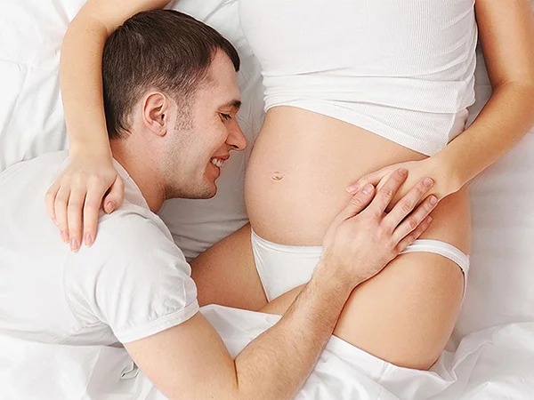 Quan hệ bằng tay khi mang thai người chồng cần phải thật nhẹ nhàng