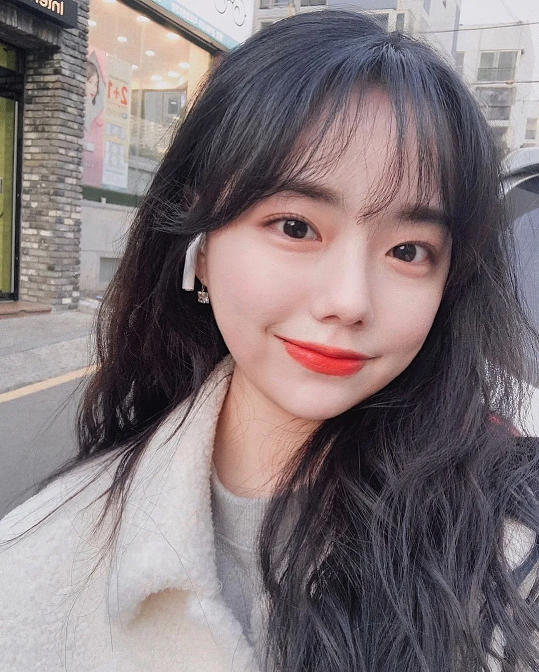 Selfie của cô gái với mái tóc xoăn nhẹ mái thưa hàn quốc