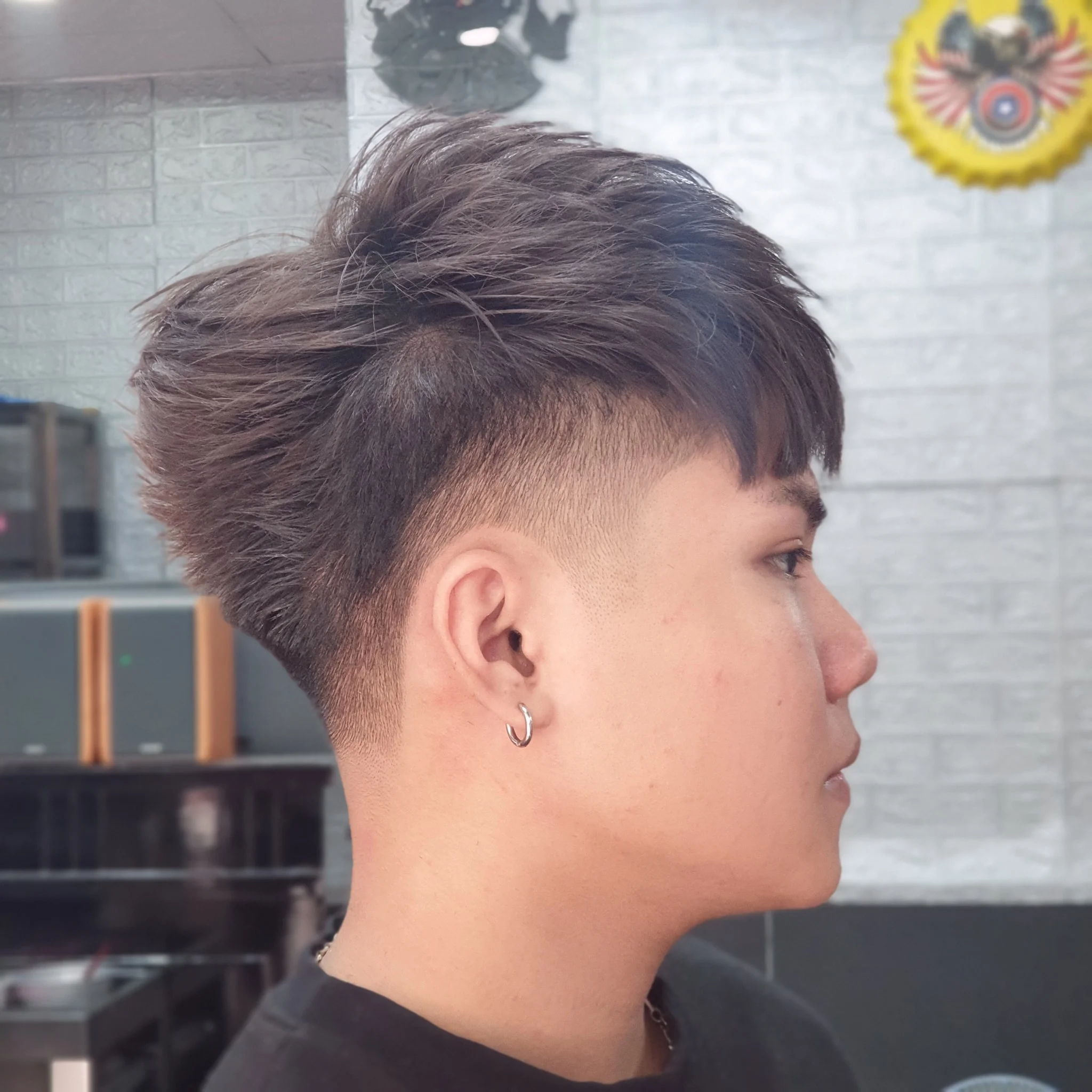 Thợ cắt tóc tạo kiểu layer ngắn nam phần gáy cạo sát