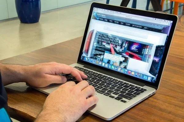 Người dùng thao tác chụp ảnh màn hình máy tính trên laptop