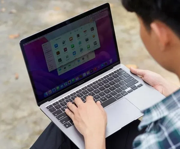 Người dùng đang thao tác chụp ảnh màn hình máy tính xách tay