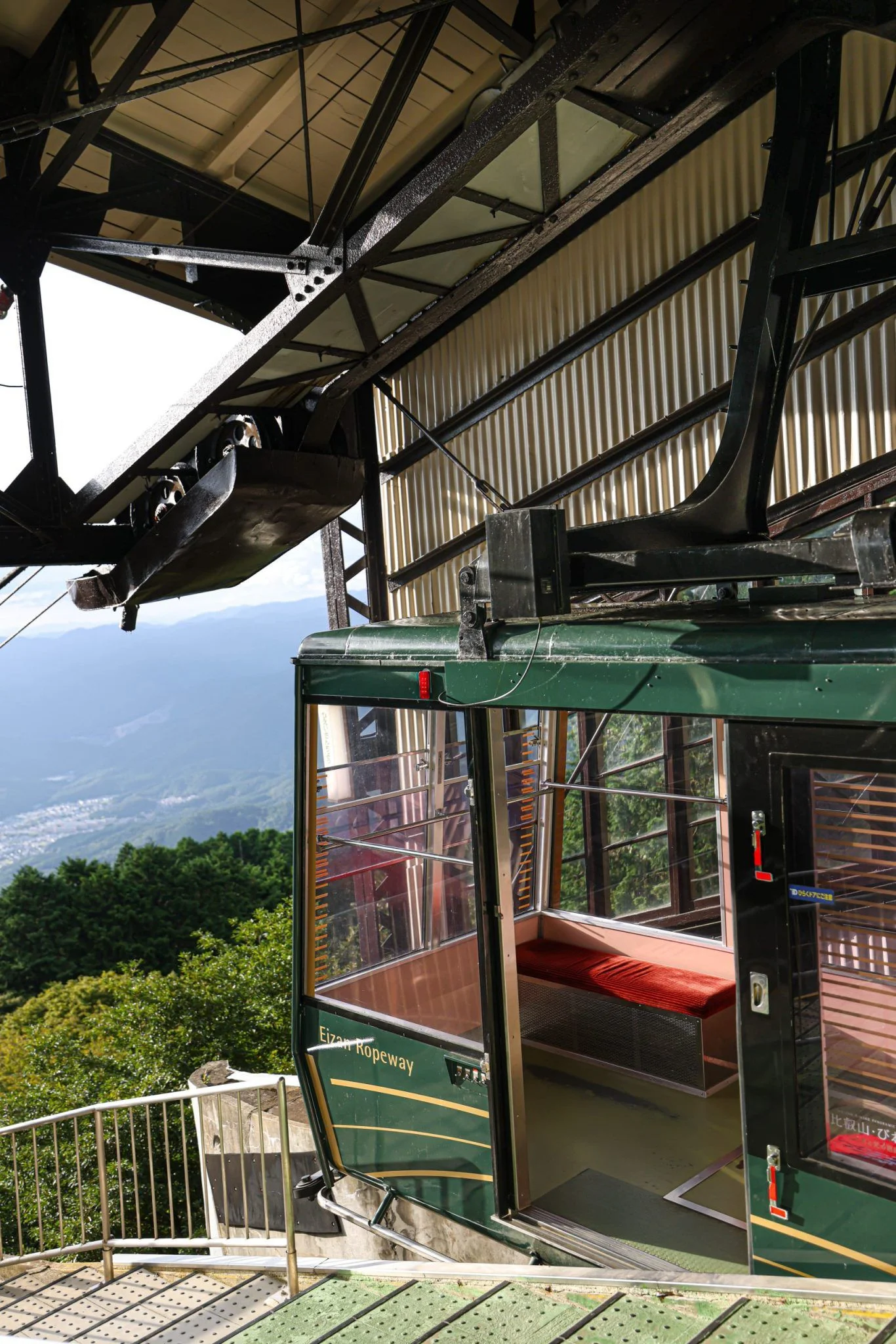 Cabin cáp treo tại ga trên núi nhìn ra thung lũng xanh