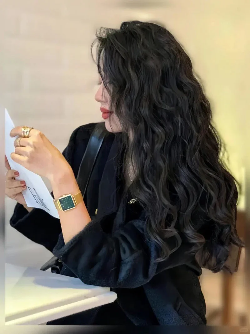 Cô gái tóc xoăn hippie đen dài đang cầm giấy đọc sách