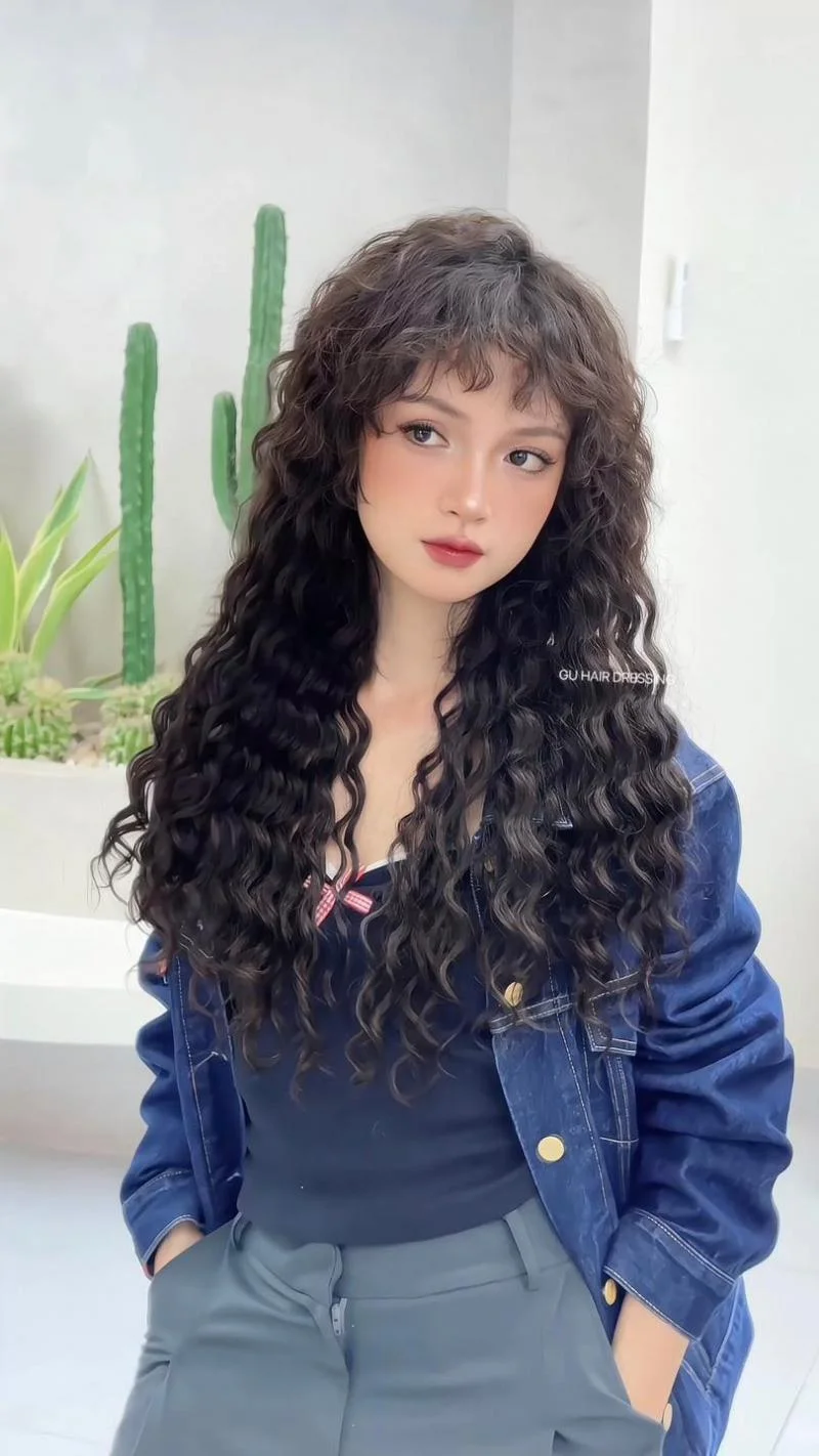 Cô gái trẻ với mái tóc xoăn hippie phong cách