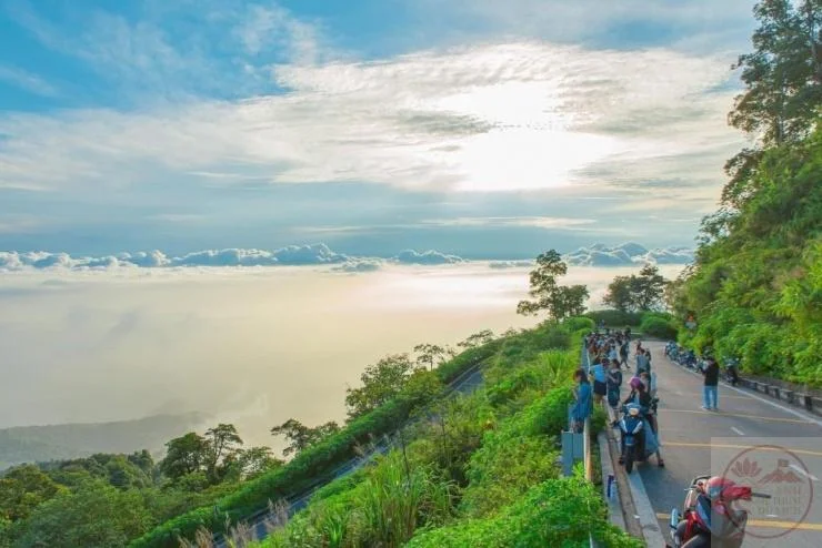 con đường trên núi nhìn xuống biển mây chill