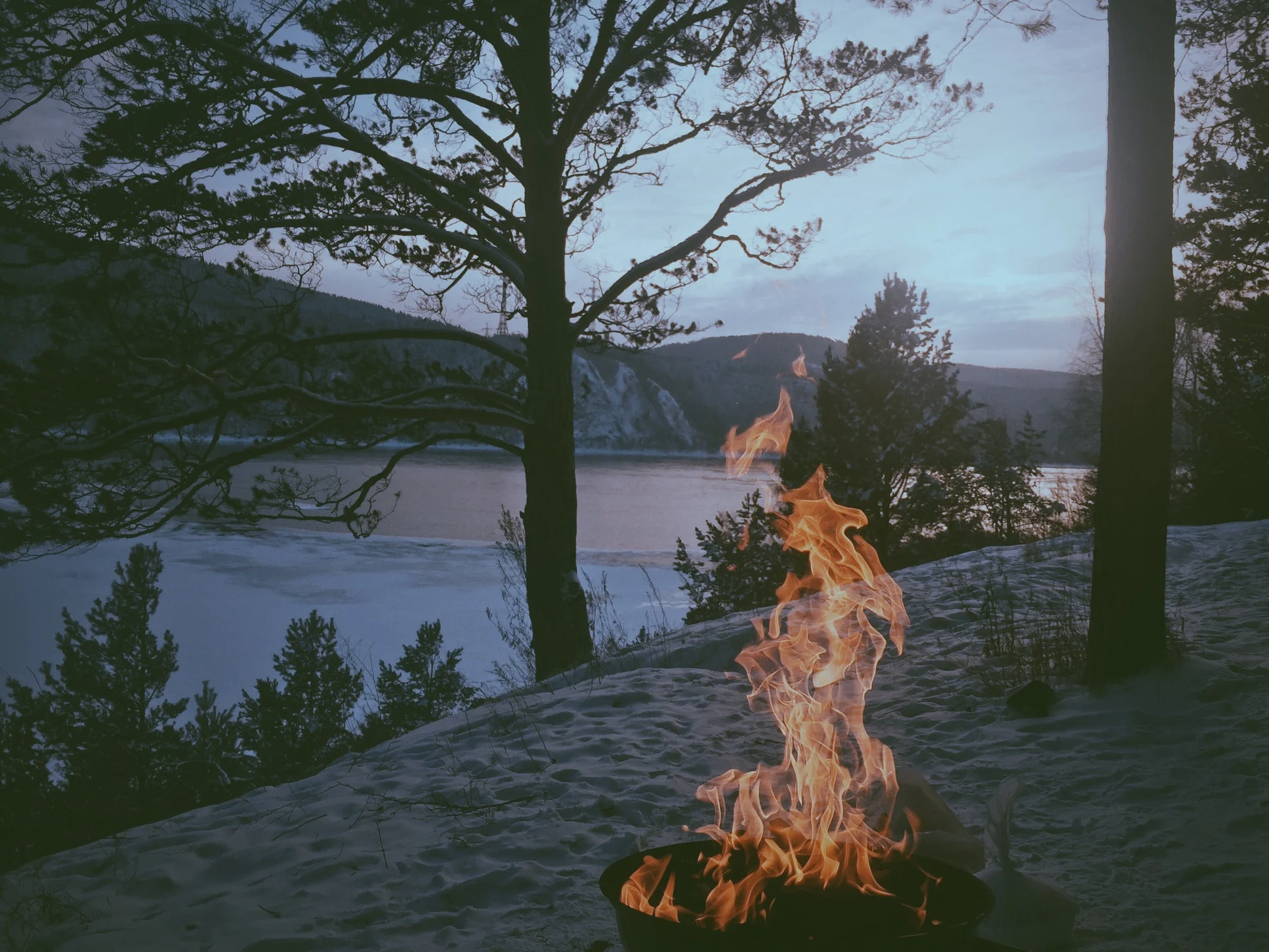 đống lửa trại bên hồ trong rừng chill